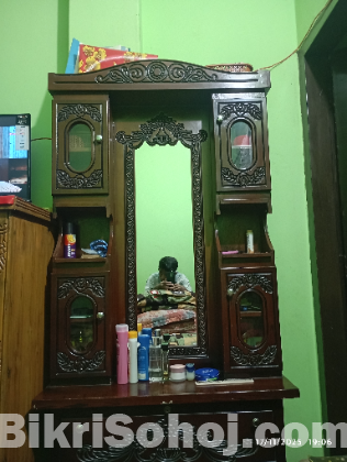 ড্রেসিং টেবিল